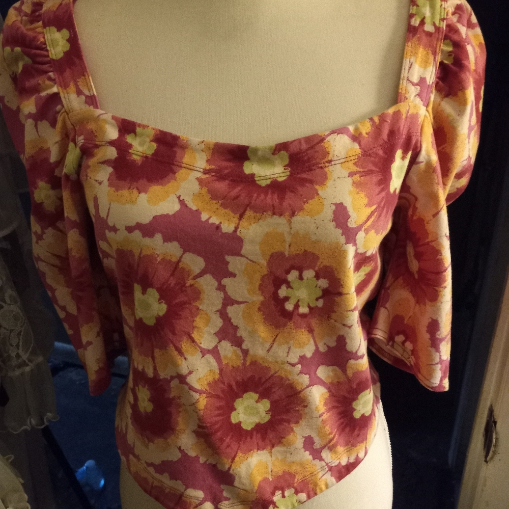 New,with tag cropped poppy flower power print knit top large with elbow sleeves.